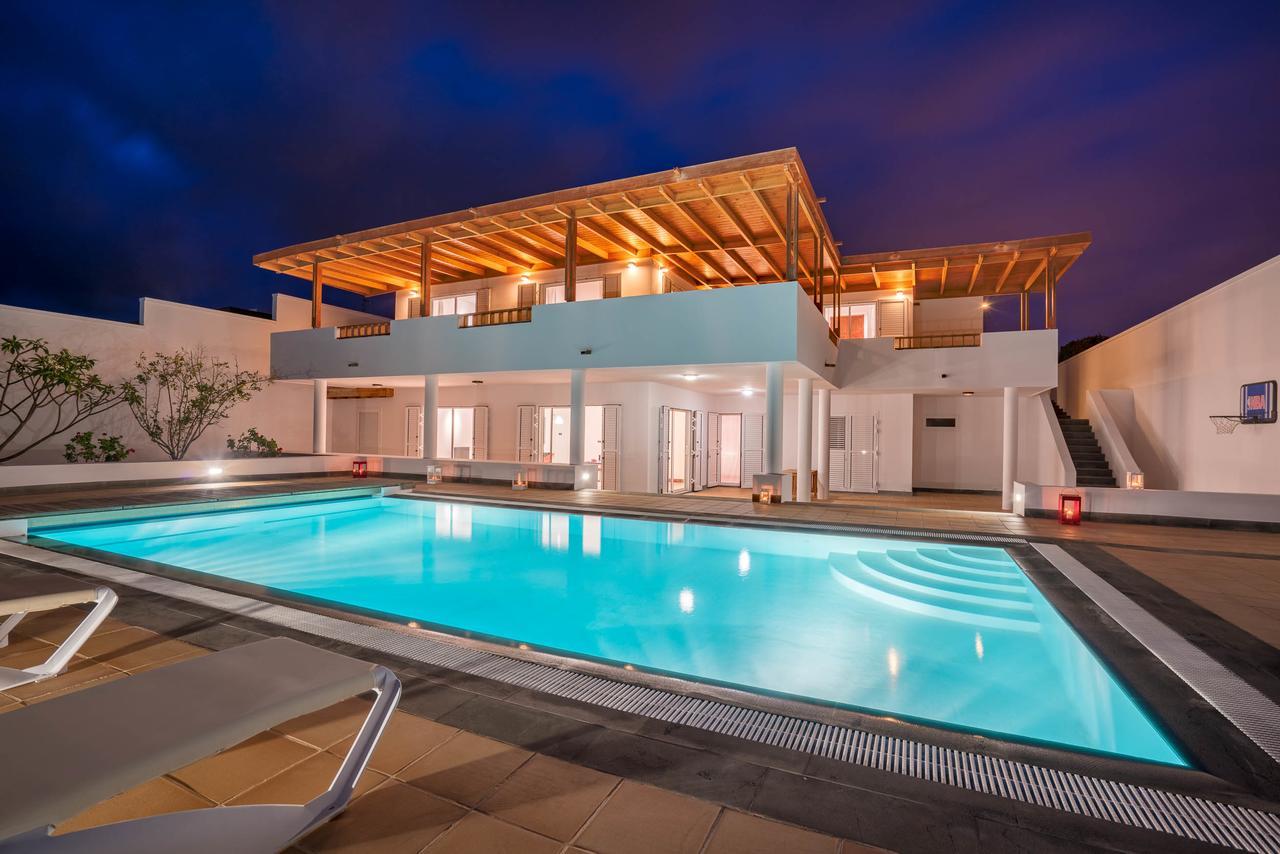 Villa Dedalos - A Luxury Large Villa With A Heated Pool In Puerto Calero Εξωτερικό φωτογραφία